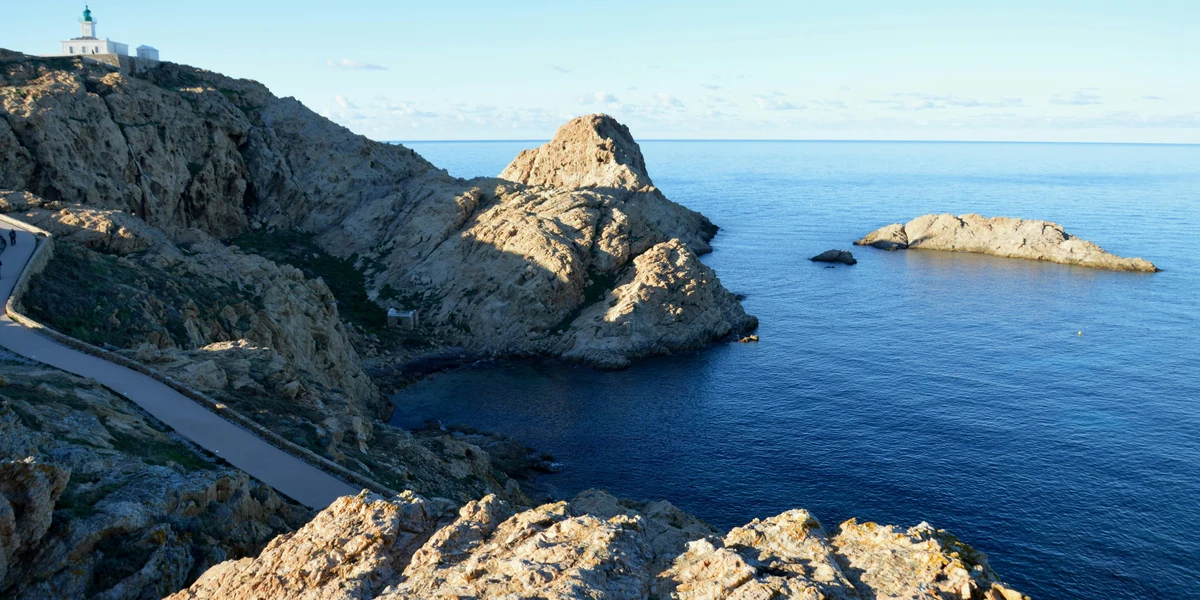 Corse à moto : routes, cols et où dormir avec sa moto en sécurité